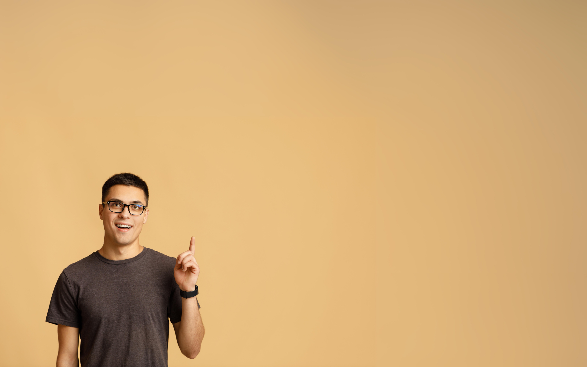 Junger Mann streckt Finger nach oben